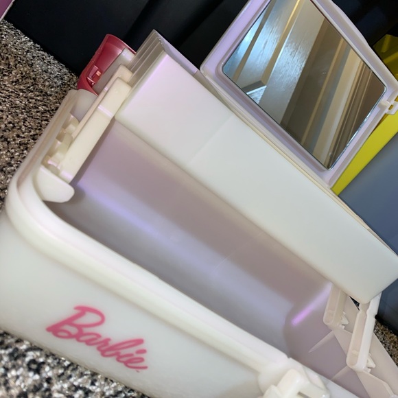 BRAND NEW BARBIE makeup case!! - Picture 4 of 5